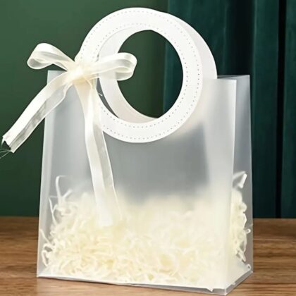 שקית מתנה שקופה עם ידית דמוי עור לבנה